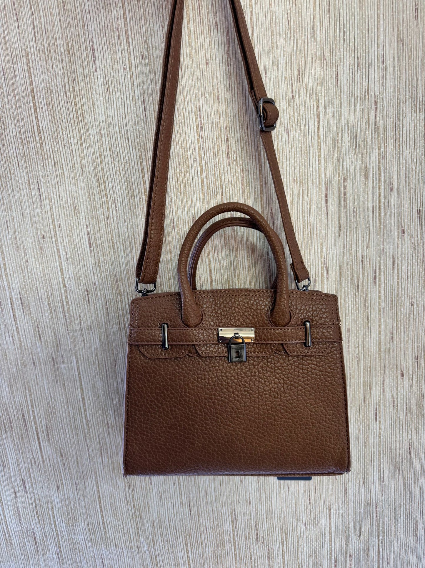 bolso de piel marrón